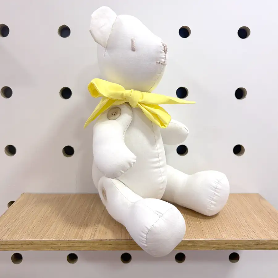 Urso Decorativo Articulado em Algodão – Off White Laço Amarelo Claro