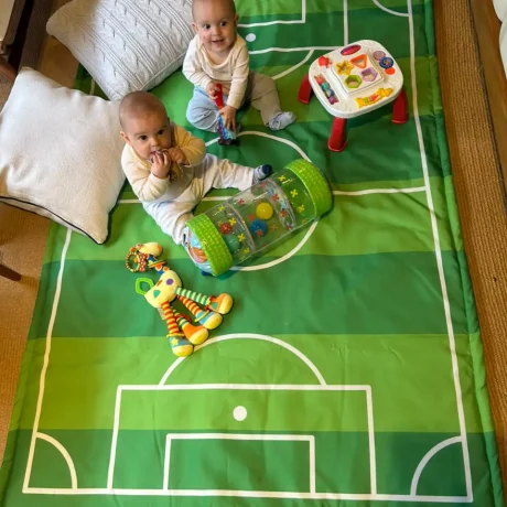 Tapete de Campo de Futebol Meninos Gêmeos