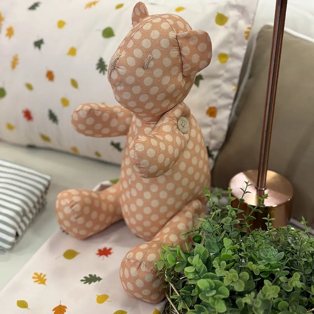 Urso Decorativo Articulado em Algodão – Poá Salmão